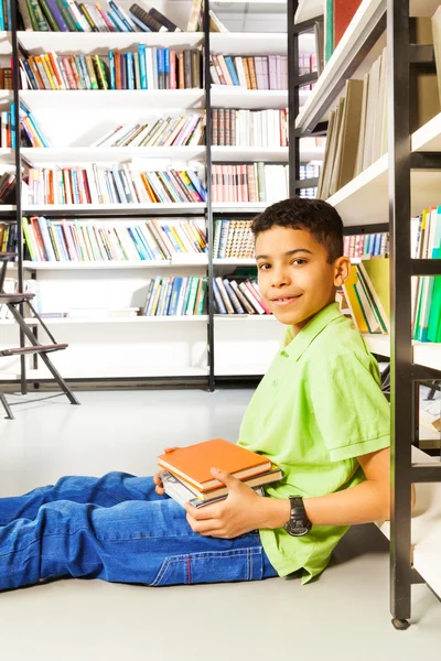 Elève avec pile de livres — Photo