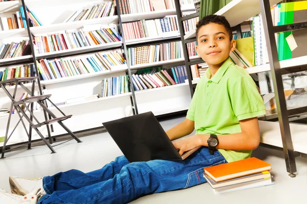 Leerling met boeken — Stockfoto