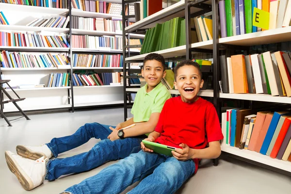 Deux garçons à la bibliothèque — Photo