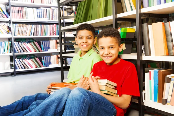 Twee jongens in bibliotheek — Stockfoto