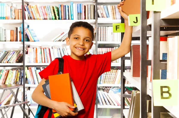 Niño sostiene libros — Foto de Stock