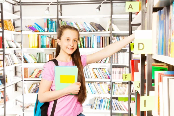 Fille dans la bibliothèque — Photo