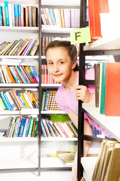 Girl   in library — Stock Photo, Image