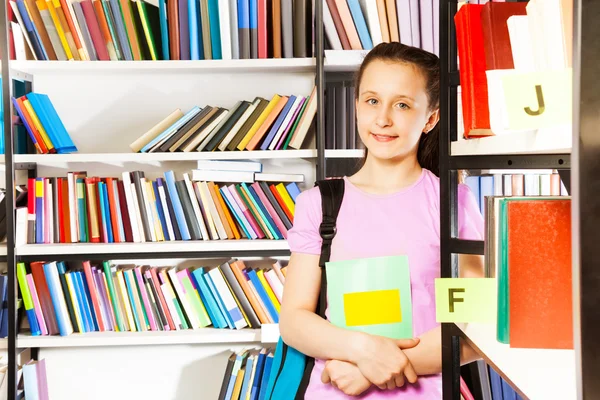 Meisje met een leerboek — Stockfoto