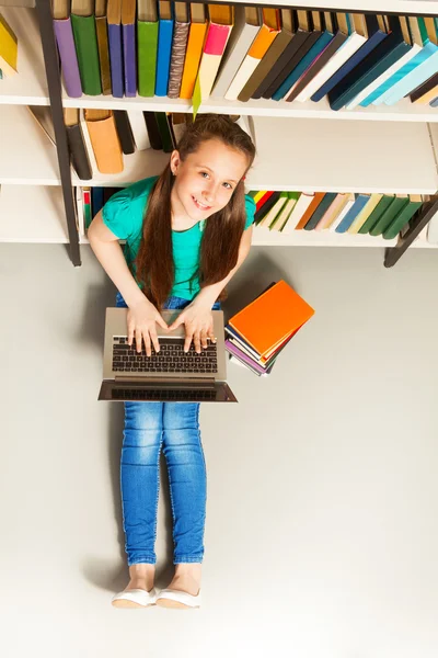 Fille assise avec ordinateur portable — Photo