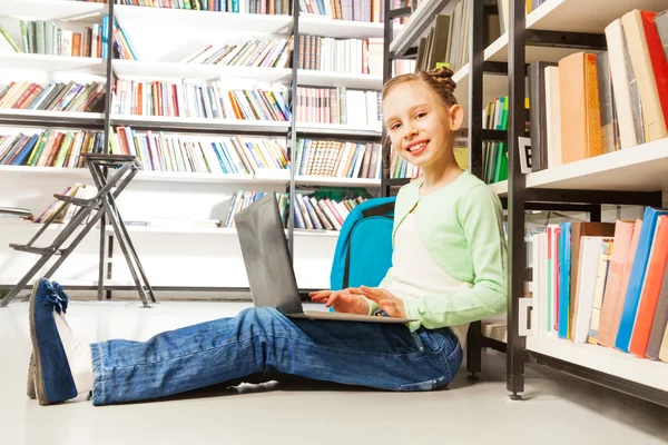 Meisje houdt laptop — Stockfoto