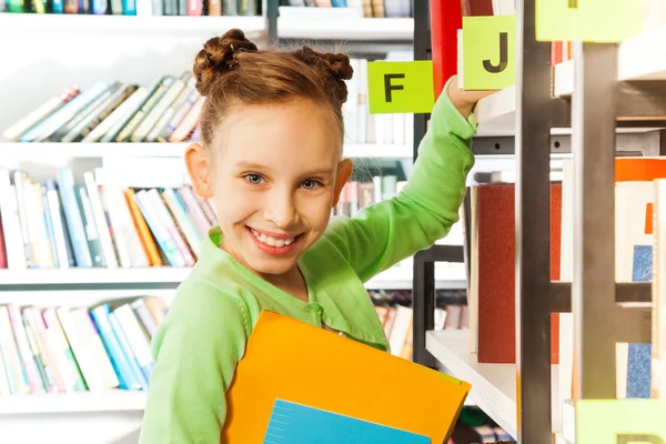 Mädchen sucht Bücher — Stockfoto