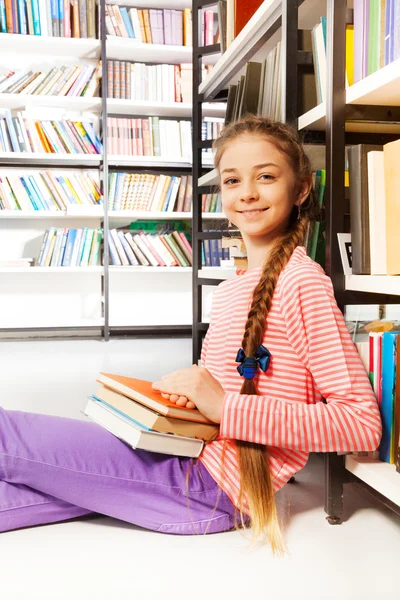 Lachende meisje met boeken — Stockfoto