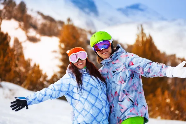 Man och kvinna i ski masker — Stockfoto