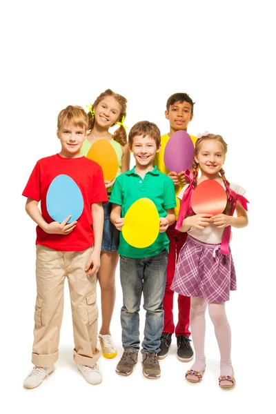 Smějící se děti drží vejce — Stock fotografie