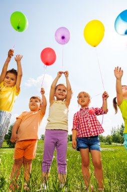 Komik çocuklar hava balonları