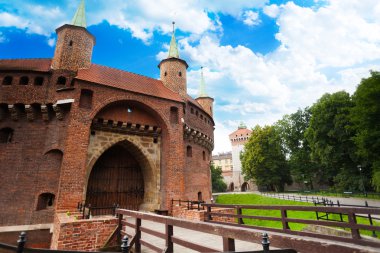 Yaz aylarında tarihsel krakow barbican (basztowa)