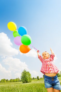 birçok balon ile küçük şirin kız portresi