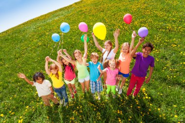 Balonlar ile ayakta çocukların tepeden görmek
