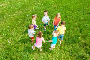 Hoop, üst görünümden tutan çocuklar