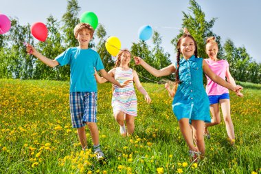 mutlu çocuklar balon yeşil alanı ile çalışan