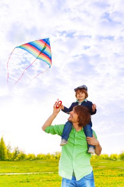 Uçurtma uçan ile omuz üzerinde çocuk babası tutan