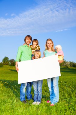 gülümseyen aile tutan beyaz kare kağıt biçimi