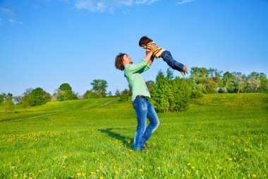 Baba çocuk onu havaya kadar tutar