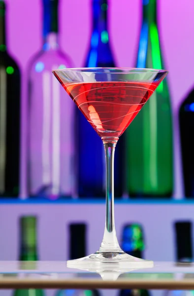 Vetro con rosa cocktail sul centro di bar tavola핑크 칵테일 막대기 테이블의 센터에 유리 — Stockfoto