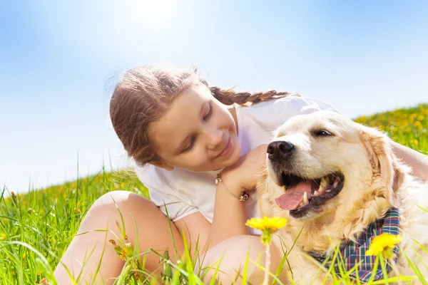 Niedliches Mädchen schaut Hund aus der Nähe an und umarmt ihn — Stockfoto