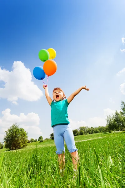 Petite fille avec des émotions et des ballons colorés — Photo