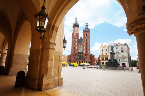 Saint Mary's Basilica and Rynek Glowny in Krakow — Stock Photo, Image
