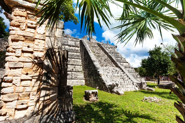 Каменная стена и памятник Чичен-Ице, Мексика — стоковое фото