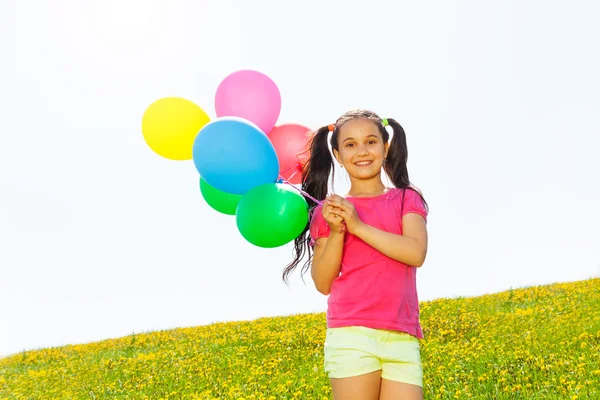 Glad tjej med flygande ballonger i luften — Stockfoto