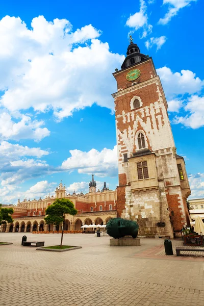 Belediye Binası kuleye bakış rynek glowny Krakow üzerinde — Stok fotoğraf