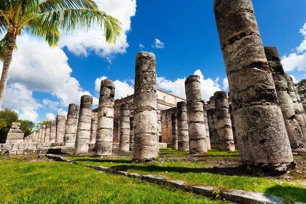 Columnas en el Templo de los Mil Guerreros — Foto de Stock