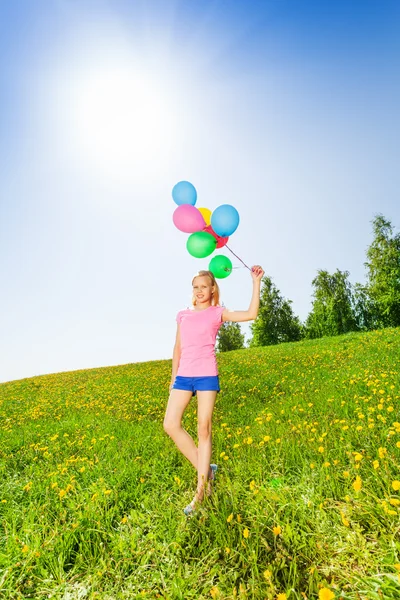 Stående flicka med ballonger i sommar — Stockfoto