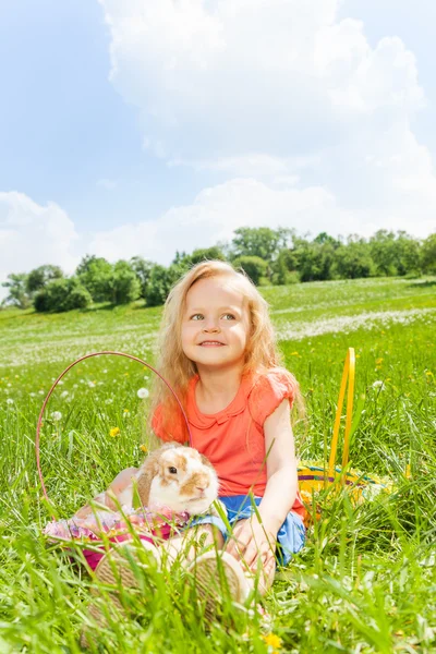 Glad tjej med kanin i korgen — Stockfoto