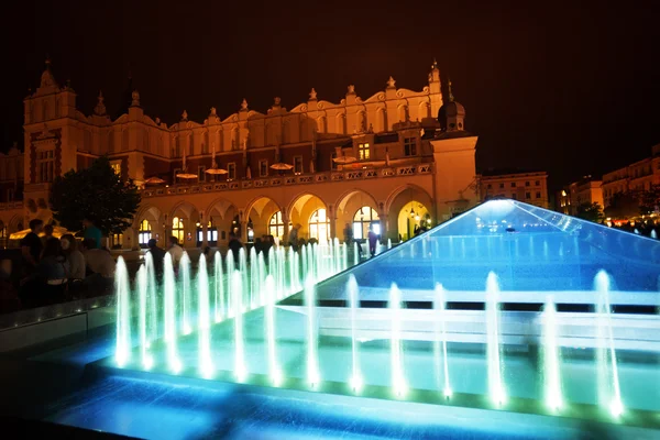 크 라 코 프에서 rynek glowny에 피복 홀의 분수 — 스톡 사진