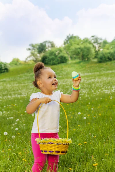 Positiv liten tjej med östra ägg och korg — Stockfoto
