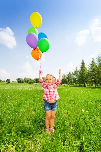 Porträtt av liten flicka med färgglada ballonger — Stockfoto