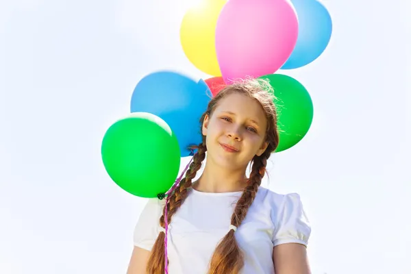 Buscando chica con globos volando en el aire —  Fotos de Stock