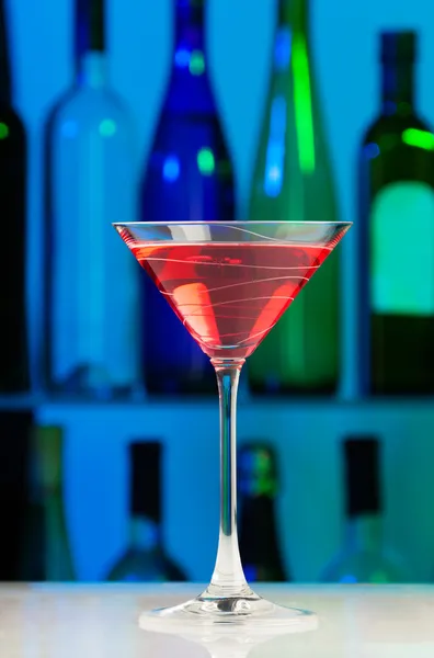 Copo com coquetel rosa na mesa de bar — Fotografia de Stock