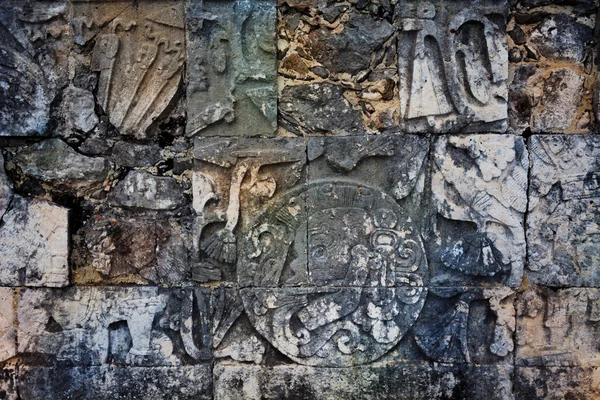 Adornos de piedra en el monumento de la pared de Chichén Itzá — Foto de Stock