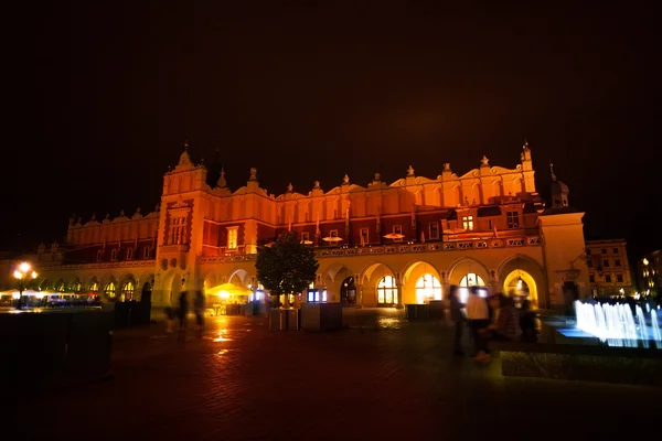 Sala dei panni su Rynek Glowny e fontana a Cracovia — Foto Stock