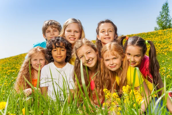 Portret van gelukkige kinderen samen op het gras — Stockfoto