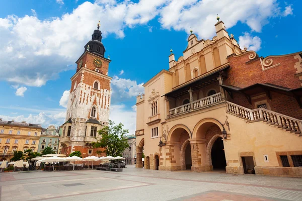 Torre da Câmara Municipal em Rynek Glowny no verão, Cracóvia — Fotografia de Stock