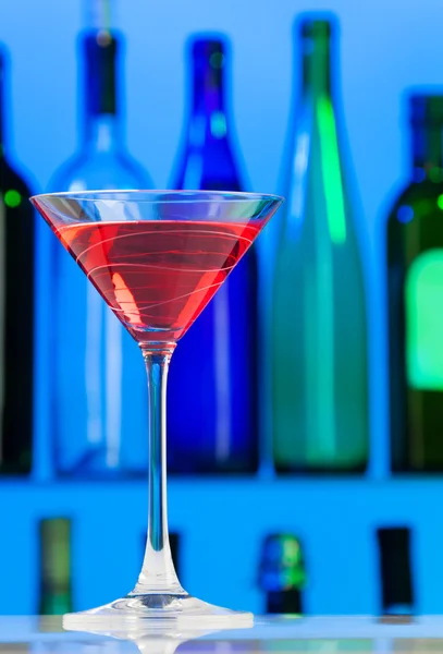 Koktélt a bárban, az üveg mögött állva — Stock Fotó