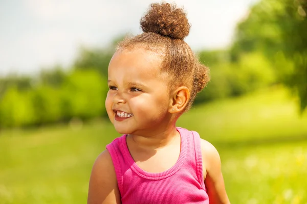 Смеющаяся маленькая девочка на фоне природы — стоковое фото