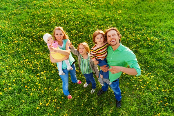 Park yukarıdan gülümseyen aile portresi — Stok fotoğraf