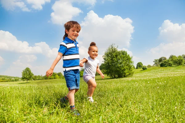 Boy and girl holding hands playing together — Stock Photo, Image