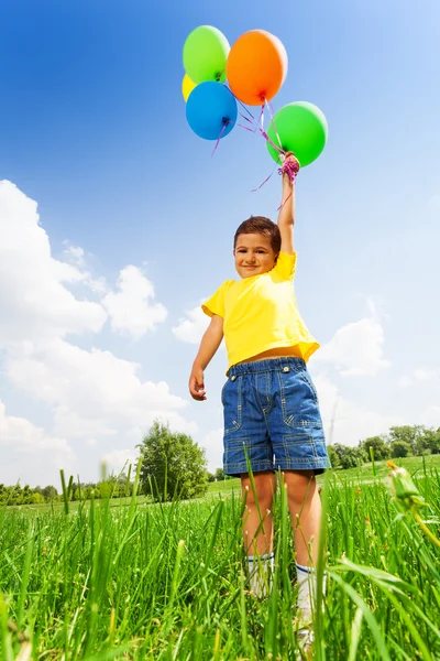 Rolig liten pojke med färgglada ballonger — Stockfoto