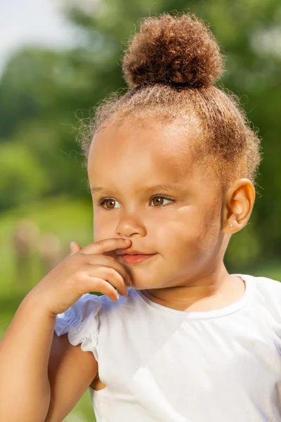 Очаровательный портрет маленькой девочки летом — стоковое фото