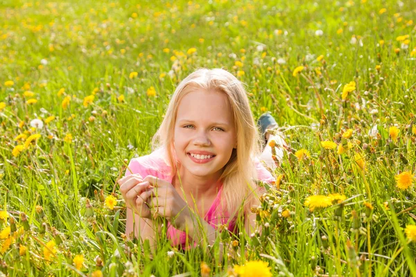 Loira sorrindo menina bonito em flores amarelas — Fotografia de Stock