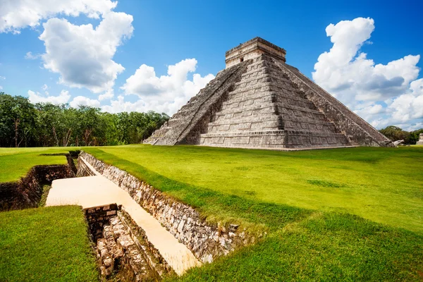 Památník v Chichén Itzá v létě v Mexiku纪念碑的奇琴伊察在暑假期间在墨西哥 — Stock fotografie
